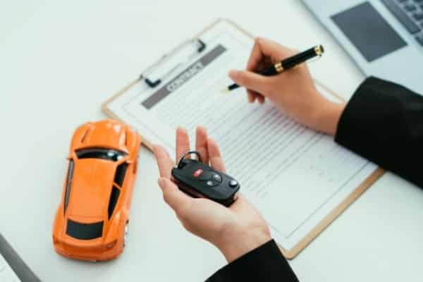 初めての場合は戸惑うプッシュスタート 車のエンジンのかけ方を解説