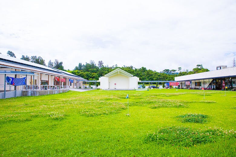 なごアグリパーク｜施設中央にある、芝生の緑が映える広場
