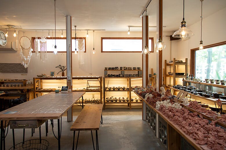 Atelier43(アトリエヨンサン)|店内中央に配置された、やちむん作り体験用の長テーブル