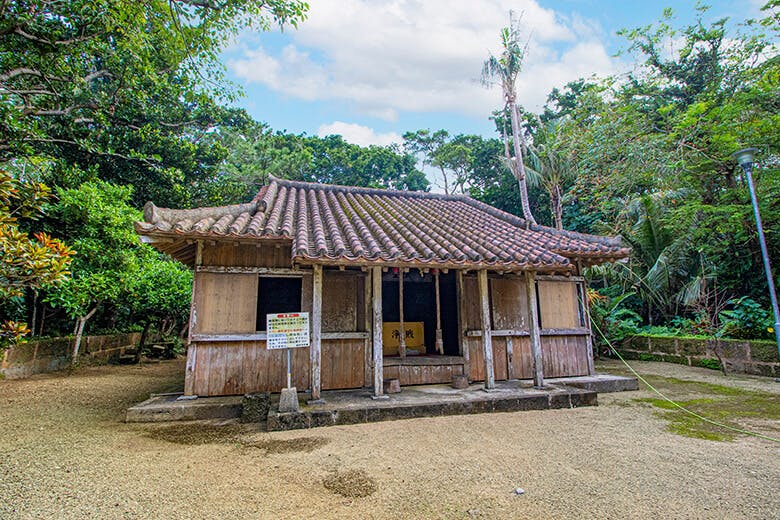 冨崎観音堂｜木造赤瓦屋根のお堂