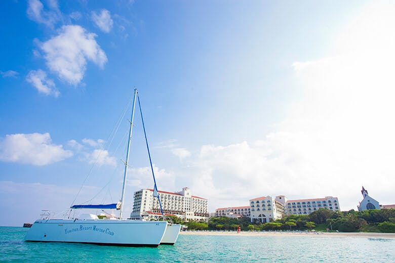ニライビーチ｜ビーチ内に停泊しているカタマランのヨット