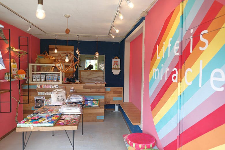 okinawasun(オキナワサン)|パステルレインボーの色調がポップな店舗内観