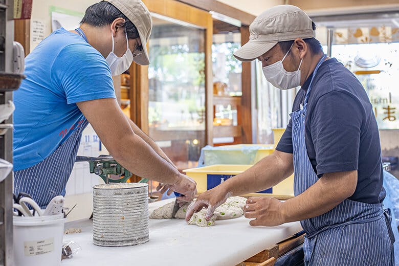いまいパン｜パン作りをする店主の今井陽介さんと男性スタッフ