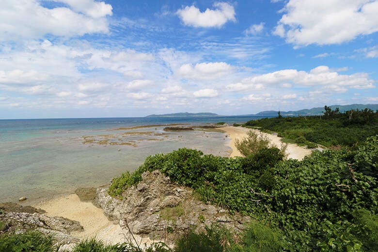 琉球観音崎灯台|岬から川平湾方面への稜線