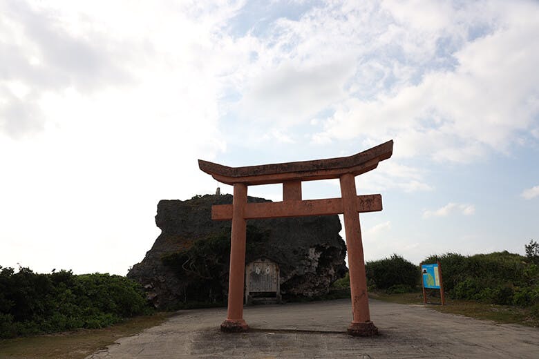 帯岩(おびいわ)|信仰の対象として建てられた鳥居