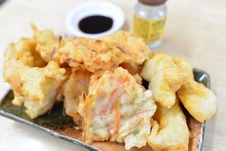 くになか食堂｜お皿にこんもり盛られた「沖縄てんぷら」