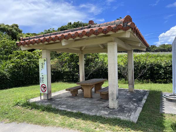 07漢那農村_多目的広場-休憩所