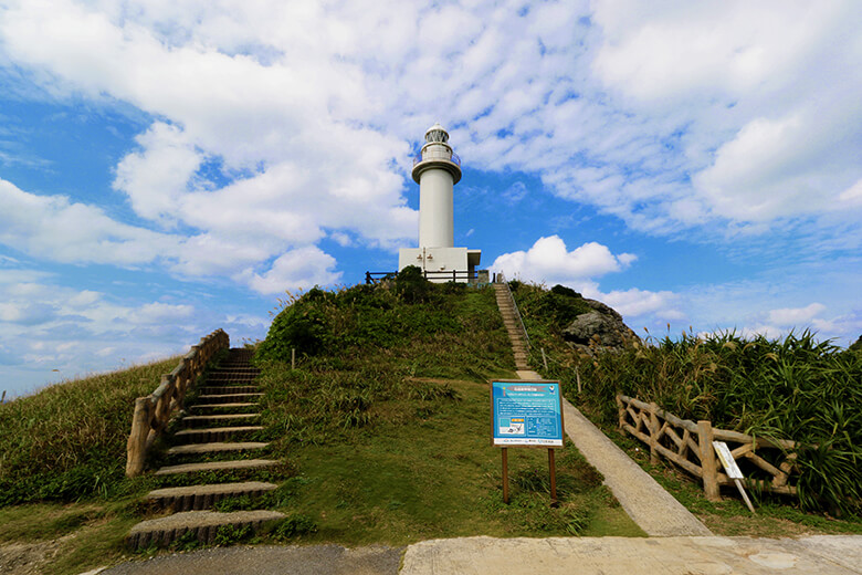 御神崎(おがんざき)|丘にそびえる「石垣御神崎灯台」