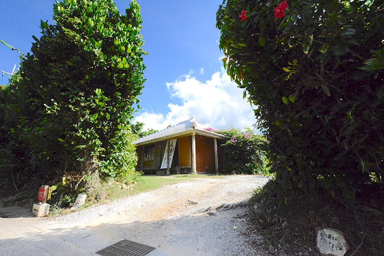 今帰仁そば｜フクギに囲まれた店舗