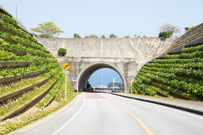 ニライカナイ橋｜橋へ続くトンネル