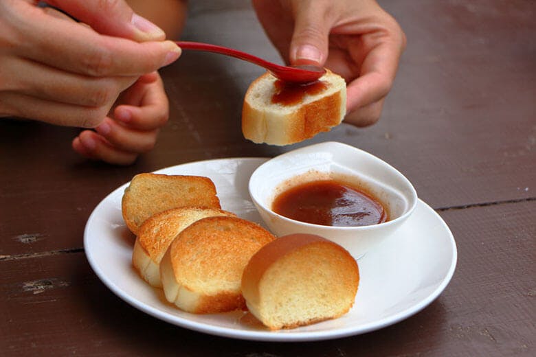 又吉コーヒー園|コーヒーのお供に、パンにコーヒーチェリーの外皮を煮詰めたジャムをつけていただく