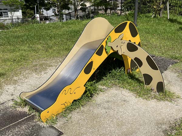 09はえるん公園_幼児用滑り台