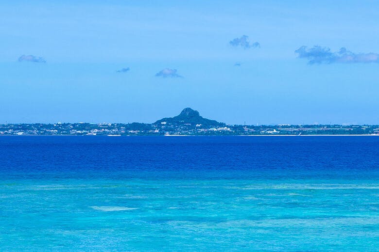 瀬底ビーチ|伊江島のシンボル「タッチュー(城山)」