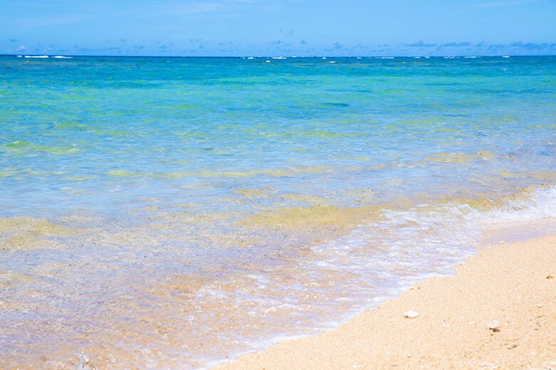 渡具知ビーチ｜まるで琉球ガラスのように、淡い青から透明へと変化する波打ち際