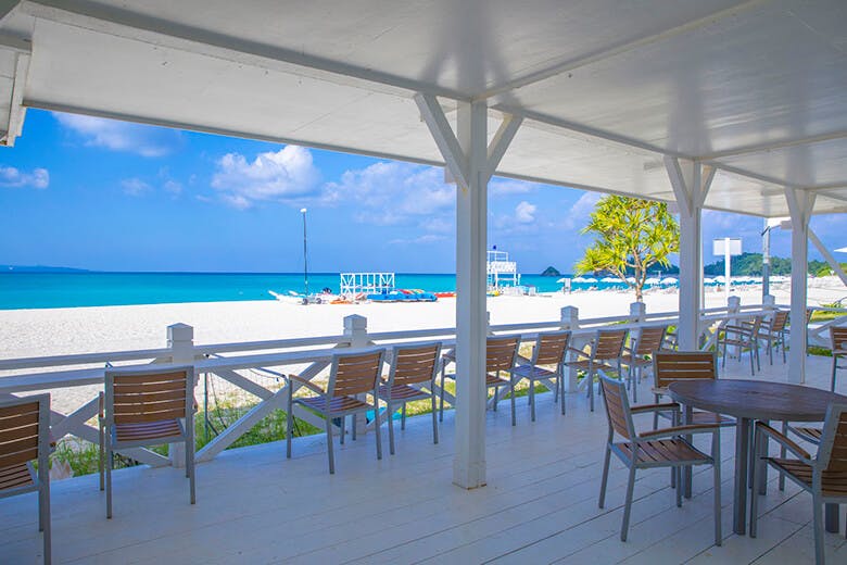 オクマビーチ|ビーチインフォメーションデスクそばにあるテラス席