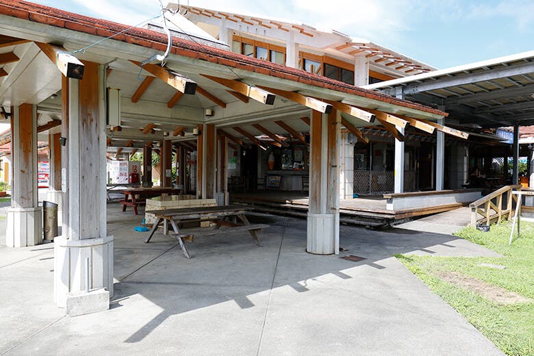 道の駅ゆいゆい国頭｜屋根のあるテーブルスペース