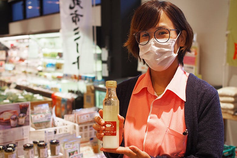 南の駅やえせ|「南国アグーラード」を持った女性スタッフ