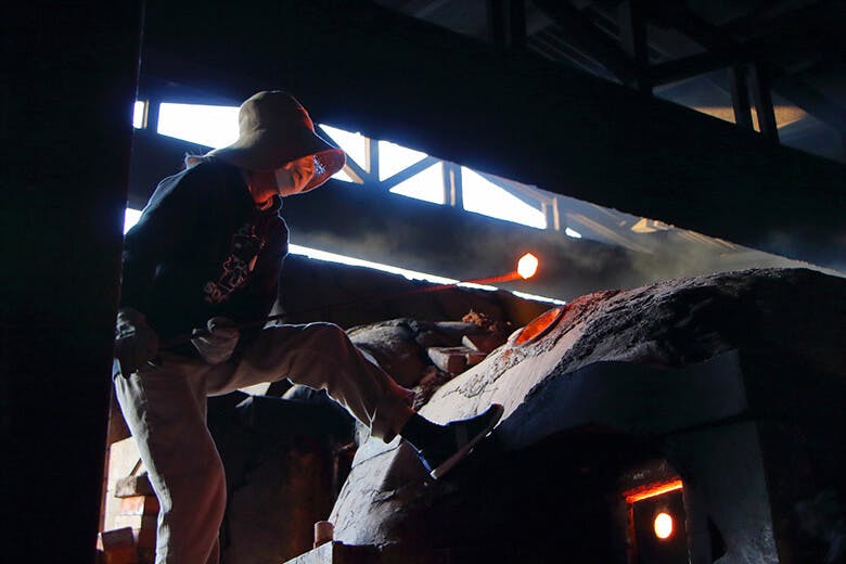 やちむんの里｜作品の状態を確認する藤岡さん