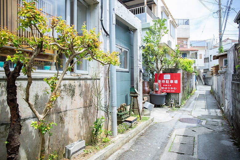 首里ほりかわ|路地反対側からみた店舗外観