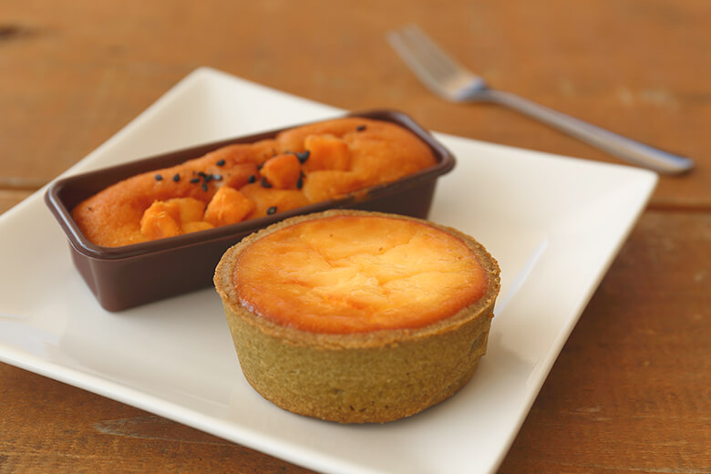 道の駅ゆいゆい国頭｜おくみどり茶のチーズタルト（手前）