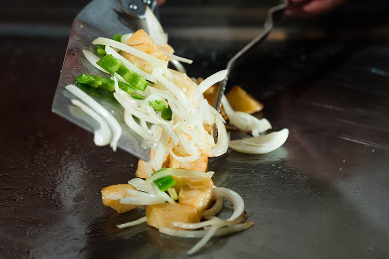 ステーキハウス四季|鉄板で炒められるポテトと玉ねぎ、もやしと青野菜