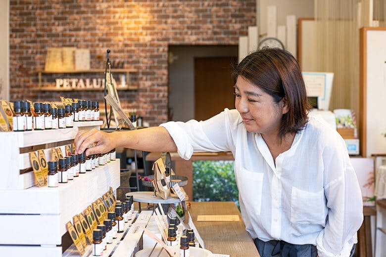 ペタルーナ|商品を確認する大城夕紀(おおしろゆうき)さん