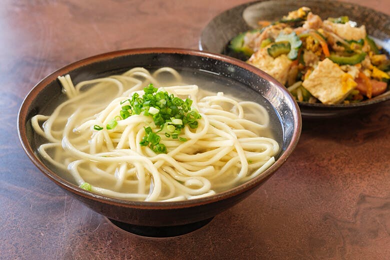 大和（だいわ）食堂｜一見具がないように見える宮古そば