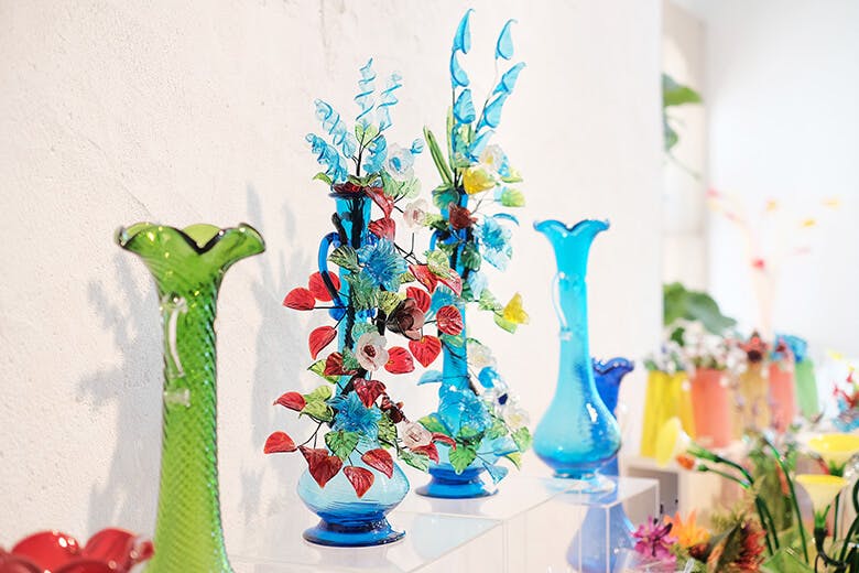 琉球ガラス村｜花瓶や花を模したガラス製品
