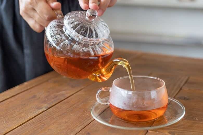 美ら花（ちゅらばな）紅茶｜淹れたて紅茶を注ぐ様子