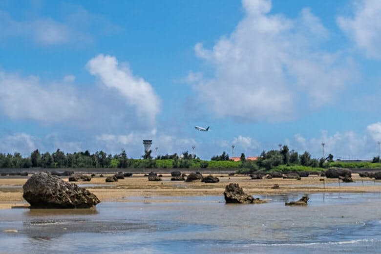 佐和田の浜｜下地島空港から、飛び立つ飛行機