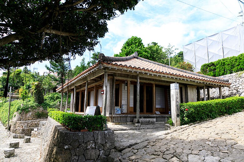 首里金城町石畳道|石畳道の途中にある赤瓦の古民家「金城村屋」