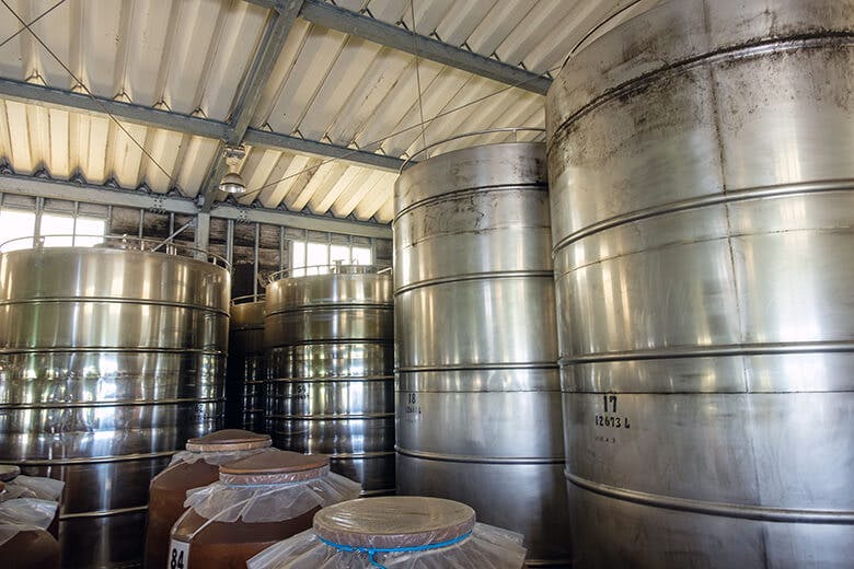神谷酒造所|泡盛を貯蔵するステンレスタンク