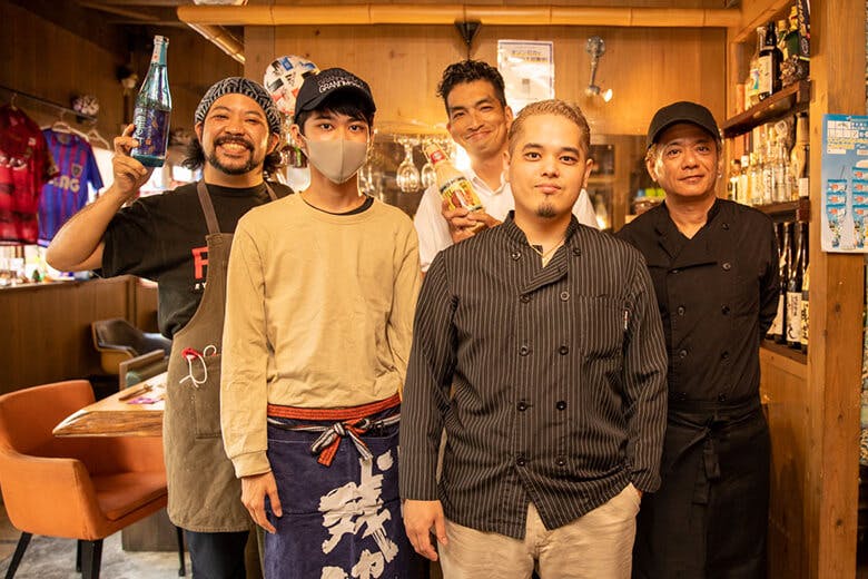 沖縄食堂じまんや|料理長の山城徳人さんと店長の東江真輝さんを含めた、笑顔のスタッフたち