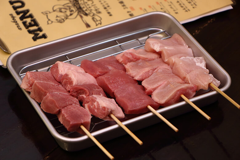 新小屋（アラコヤ）｜豚ホルモンの串焼き