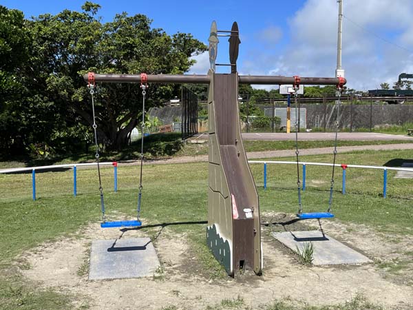 11グスクロード公園_ブランコ