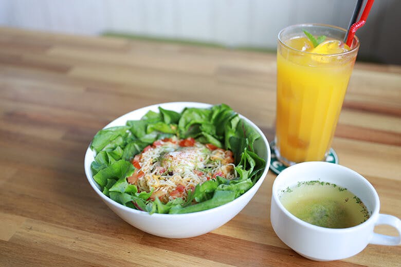 スナヤマカフェ|宮古牛100%タコライス温玉のせ+島野菜スープ+宮古島産マンゴージュース