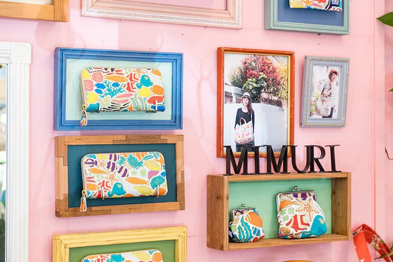 MIMURI（ミムリ）｜パステルピンクの内壁にディスプレイされた商品や写真