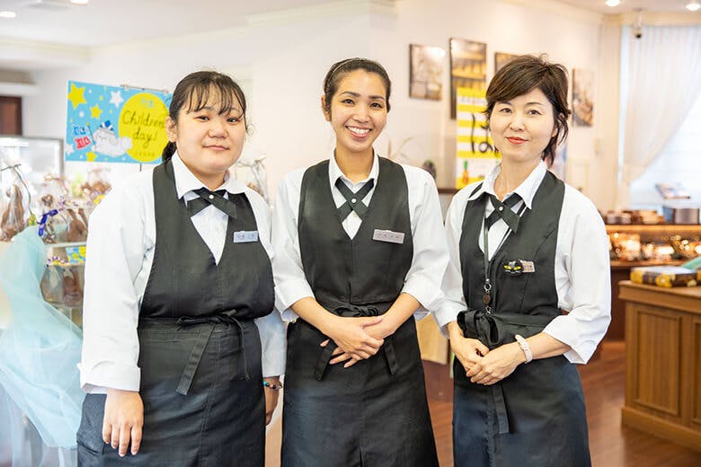 ファッションキャンディ｜店長の金城杏菜（きんじょうあんな）さん（写真中央）とステキな笑顔のスタッフの皆さん