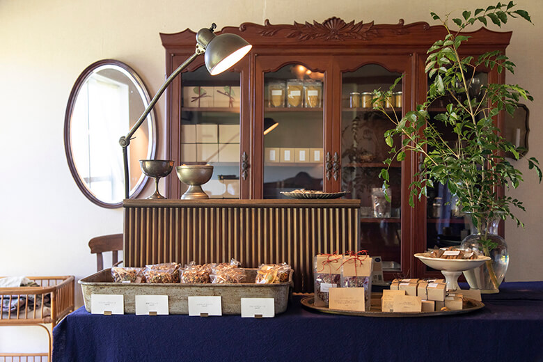 クルミ舎|アンティークな雰囲気の商品台