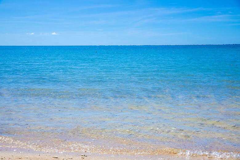 新原ビーチ｜透明度の高い遠浅の海