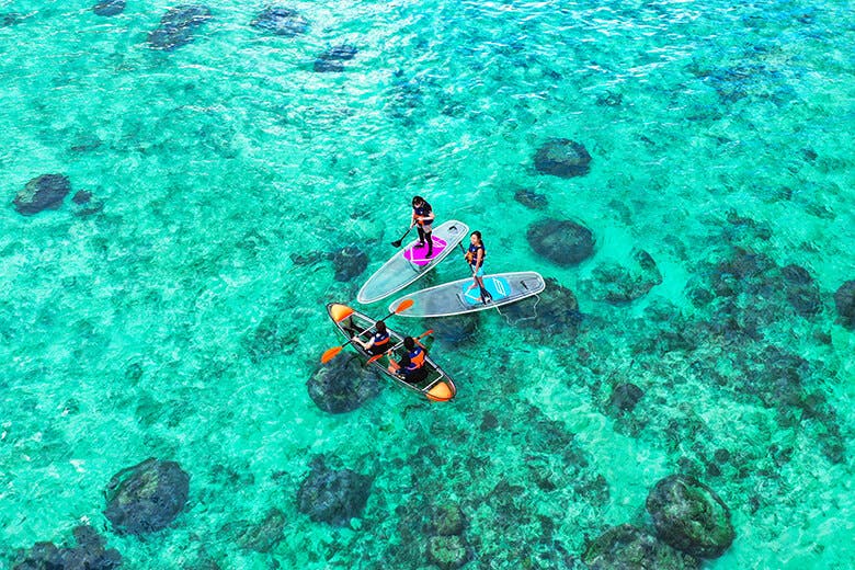 ニライビーチ｜水底まで透けた海に浮かぶ、SUPとクリアカヤック