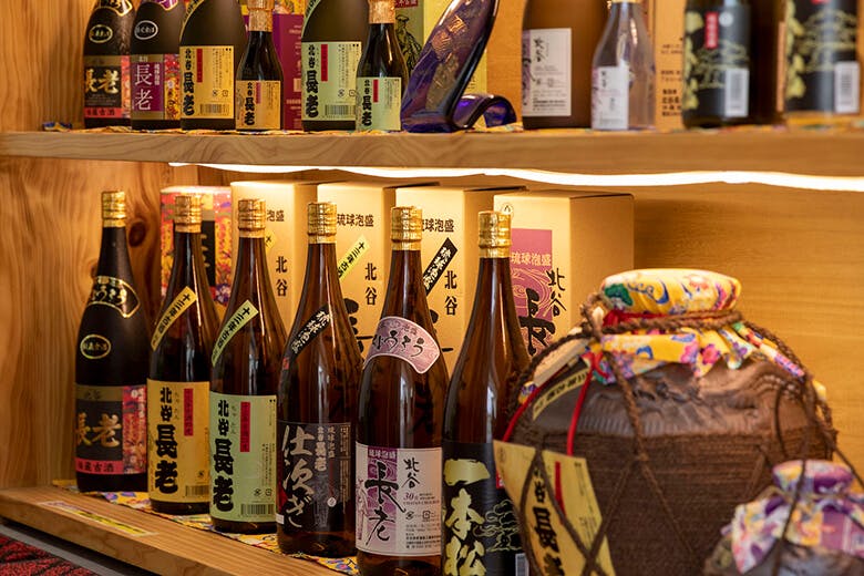 北谷長老酒造工場株式会社|商品棚に陳列された各種泡盛