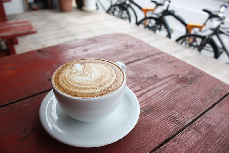 AIEN?COFFEE&HOSTEL（アイエン?コーヒー＆ホステル）｜リーフ柄のラテアートが入ったカフェラテ