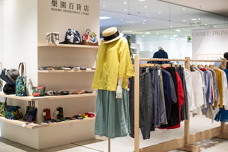 樂園百貨店|ディスプレイされた、黄色いシャツのコーディネート