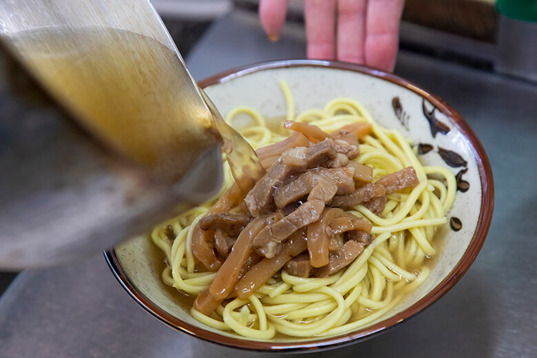 あんつく|器に盛られたそばにスープが注がれる様子