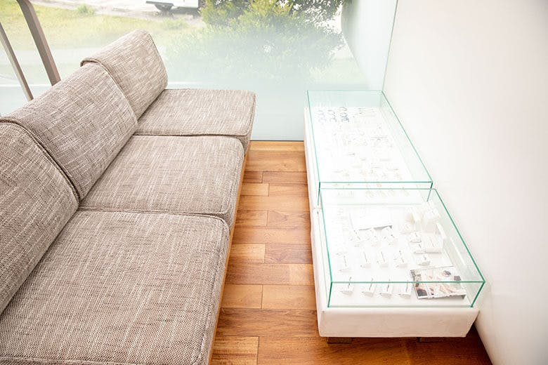 Grace(グレイス)|ゆったり試着もできる着席型のディスプレイ