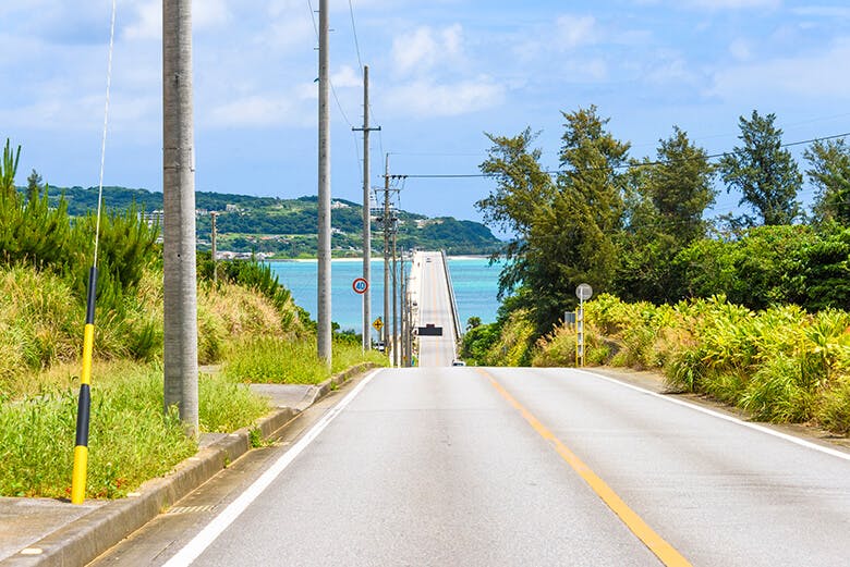 古宇利大橋|一本道の先に見える橋と青い海