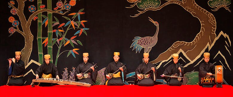 国立劇場おきなわ｜音楽を奏でる地謡（じうてー）