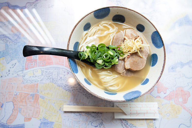 首里ほりかわ|豚ロース肉にネギがトッピングされた、豚骨ラーメンのようなビジュアルのそば