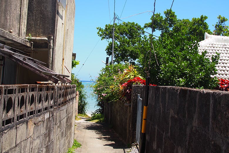 食堂かりか|ビーチへ続く小道